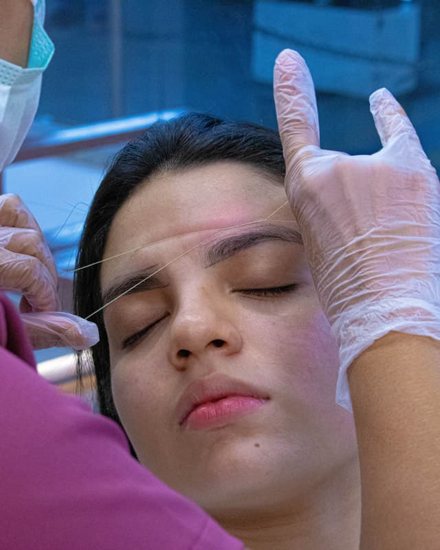 Atendimento de depilação facial com linha na Clube Depil