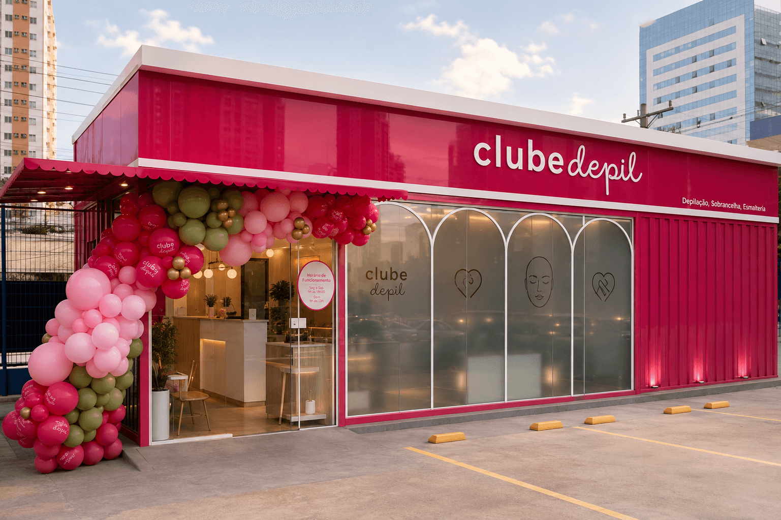 Fachada da unidade Clube Depil Batista Campos, contêiner rosa no estacionamento do Assaí Atacadista