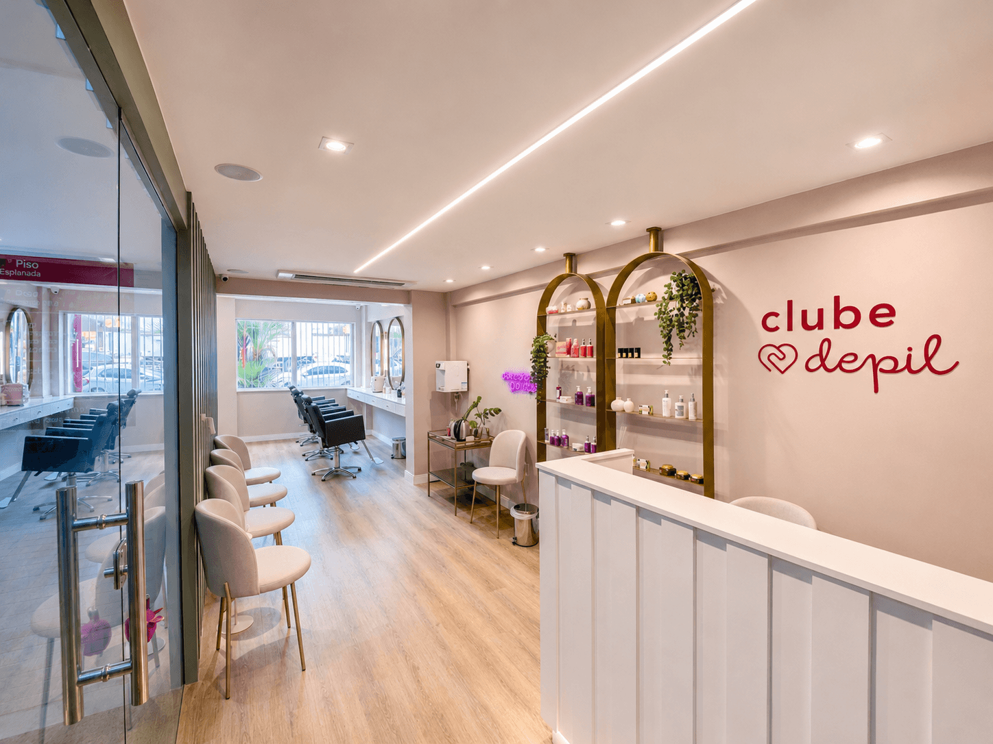 Interior da unidade Clube Depil Formosa Duque, no subsolo do prédio, bairro do Marco, Belém